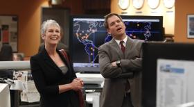 Navy CIS - Bei den Ermittlungen in einem Fall, stößt das Team um DiNozzo (Michael Weatherly, r.) auf Dr. Samantha Ryan (Jamie Lee Curtis, l.). Doch hat die etwas damit zu tun? © 2012 CBS Broadcasting Inc. All Rights Reserved.