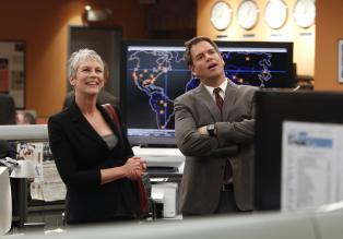 Navy CIS - Bei den Ermittlungen in einem Fall, stößt das Team um DiNozzo (Michael Weatherly, r.) auf Dr. Samantha Ryan (Jamie Lee Curtis, l.). Doch hat die etwas damit zu tun? © 2012 CBS Broadcasting Inc. All Rights Reserved.