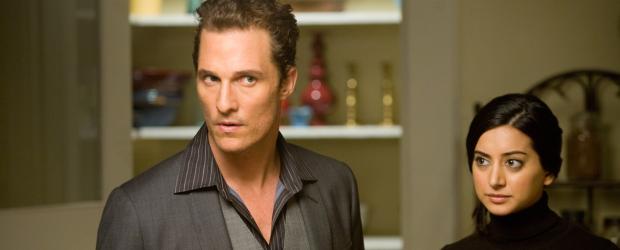 Der Womanizer - Die Nacht der Exfreundinnen - Auch seiner Assistentin Melanie (Noureen DeWulf, r.) hat Conner (Matthew McConaughey, l.) bereits das Herz gebrochen ... © 2008   Warner Brothers