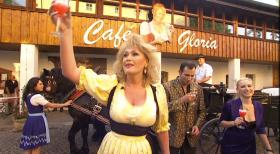 Sie kam im falschen Körper zur Welt - und am falschen Ort: Gloria Gray floh aus der bayerischen Provinz. Jetzt kehrt sie als üppiges Vollweib zurück. Mit einem riskanten Plan ... © SAT.1