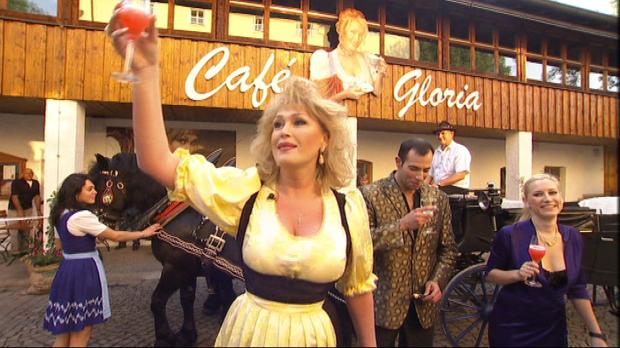 SAT.1 Sie kam im falschen Körper zur Welt - und am falschen Ort: Gloria Gray floh a...