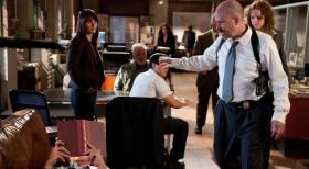 Als Agent Bosco (Terry Kinney, 2.v.r.) eine Wanze in seinem Büro findet, die Patrick Jane (Simon Baker, liegend) dort angebracht hat, schwört er Rache. Teresa (Robin Tunney, l.) und Kimball (Tim Kang, 3.v.l.) sind geschockt ... © Warner Bros. Television