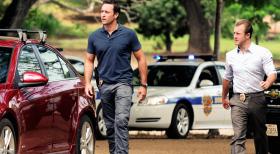 Hawaii Five-0 - Ein neuer Mordfall wartet auf Steve (Alex O'Loughlin, l.) und Danny (Scott Caan, r.) ... © 2012 CBS Broadcasting, Inc. All Rights Reserved.