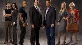 (3. Staffel) - Ein starkes Team, das jeden Serientäter zur Strecke bringt: (v.l.n.r.) Special Agent Dr. Spencer Reid (Matthew Gray Gubler), Emily Prentiss (Paget Brewster), Special Agent Derek Morgan (Shemar Moore), Special Agent Aaron Hotchner (Thomas Gibson), Supervisory Special Agent David Rossi (Joe Mantegna), Jennifer 'JJ' Jareau (AJ Cook) und Penelope Garcia (Kirsten Vangsness) ... © © Touchstone Television