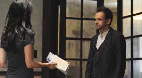 Elementary - Da Joan Watson (Lucy Liu, l.) mit ihren Nachforschungen in Sherlock Holmes (Jonny Lee Miller, r.) Vergangenheit und ihrer Frage nach Irene zu weit gegangen ist, lässt er sie zu Hause zurück und bricht zu einem neuen Fall auf ... © CBS Television