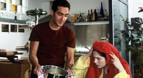 Die kranke Frau (Emily Wood, r.), ihr treu sorgender Ehemann (Thomas M. Held, l.) und eine heiße Hühnersuppe - jetzt kann eigentlich nichts mehr schief gehen. Abwarten! © Sat.1