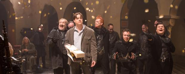 Tintenherz - In Capricorns (Andy Serkis, l.) Festung wird Mo (Brendan Fraser, M.) dazu gezwungen, mit Hilfe seiner besonderen Gabe, die Schätze aus dem Buch "Tausendundeine Nacht" herbeizuholen. © Warner Brothers