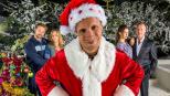Der Weihnachtskrieg - Koste es, was es wolle: Die Achenbachs (Suzan Anbeh, 2.v.r., Christoph Grunert, r.) und die Wielands (Sonsee Neu, 2.v.l., Janek Rieke, l.) würden alles für den letzten freien Kitaplatz tun, auch um der jeweilig anderen Familie zu schaden. Geschickt ergreift der windige Kita-Leiter Johannes Herder (Oliver Pocher, M.) die einmalige Chance, einen knallharten Weihnachtskrieg auszulösen ... © Wolfgang Ennenbach SAT.1 Der Weihnachtskrieg - Koste es, was es wolle: Die Achenbachs (Suzan Anbeh, 2.v.r., Christoph Grunert, r.) und die Wielands (Sonsee Neu, 2.v.l., Janek Rieke, l.) würden alles für den letzten freien Kitaplatz tun, auch um der jeweilig anderen Familie zu schaden. Geschickt ergreift der windige Kita-Leiter Johannes Herder (Oliver Pocher, M.) die einmalige Chance, einen knallharten Weihnachtskrieg auszulösen ... © Wolfgang Ennenbach SAT.1