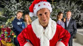 Der Weihnachtskrieg - Koste es, was es wolle: Die Achenbachs (Suzan Anbeh, 2.v.r., Christoph Grunert, r.) und die Wielands (Sonsee Neu, 2.v.l., Janek Rieke, l.) würden alles für den letzten freien Kitaplatz tun, auch um der jeweilig anderen Familie zu schaden. Geschickt ergreift der windige Kita-Leiter Johannes Herder (Oliver Pocher, M.) die einmalige Chance, einen knallharten Weihnachtskrieg auszulösen ... © Wolfgang Ennenbach SAT.1 Der Weihnachtskrieg - Koste es, was es wolle: Die Achenbachs (Suzan Anbeh, 2.v.r., Christoph Grunert, r.) und die Wielands (Sonsee Neu, 2.v.l., Janek Rieke, l.) würden alles für den letzten freien Kitaplatz tun, auch um der jeweilig anderen Familie zu schaden. Geschickt ergreift der windige Kita-Leiter Johannes Herder (Oliver Pocher, M.) die einmalige Chance, einen knallharten Weihnachtskrieg auszulösen ... © Wolfgang Ennenbach SAT.1