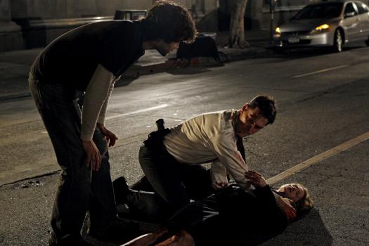 Nachdem der SUV von Kate Joyner (Sienna Guillory, r.) in die Luft gegangen ist, drückt Hotch (Thomas Gibson, M.) ihr eine Arterie ab, um sie zu retten, während Sam (Michael Steger, l.), ein junger Mann, der sich am Tatort befunden hat, den Notruf ruft ... © Touchstone Television