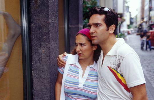 Wer hätte gedacht, dass Schaufensterpuppen einen solchen Reiz ausüben können? (Shirin Soraya, l.; Thomas M. Held, r.) © Sat.1
