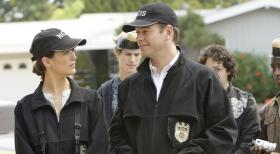 Marine Lance Corporal James Korby wird am Halloween-Abend tot in seinem Wagen vor seinem Haus aufgefunden. Ziva (Cote de Palo, l.), Tony (Michael Weatherly, r.)  und das restliche Team ermitteln ... © CBS Television