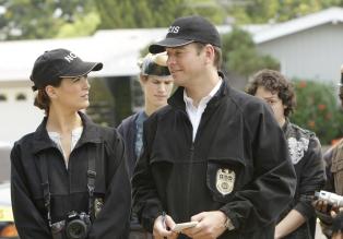 Marine Lance Corporal James Korby wird am Halloween-Abend tot in seinem Wagen vor seinem Haus aufgefunden. Ziva (Cote de Palo, l.), Tony (Michael Weatherly, r.)  und das restliche Team ermitteln ... © CBS Television