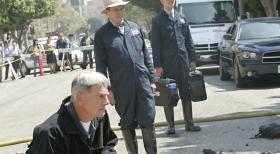 Gibbs (Mark Harmon, l.), Ducky (David McCallum, M.) und Jimmy (Brian Dietzen, r.) untersuchen den Tatort nach Spuren ... © CBS Television