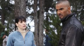 In der Nähe des Appalachen-Pfads in Pennsylvania wird die Leiche des 10-jährigen Daniel gefunden, der im Herbst zuvor bei einer Zelttour mit seinem Vater entführt worden war. Prentiss (Paget Brewster, l.), Morgan (Shemar Moore, r.) und das restliche Team beginnen sofort mit den Ermittlungen ... © © ABC Studios