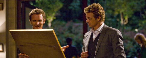 Original oder Fälschung? Der Besitzer AP Caid (Gerald Hauser, l.) ist zumindest davon überzeugt, Patrick Jane (Simon Baker, r.) das Original des 50 Millionen Dollar teuren Gemäldes zu zeigen. © Warner Bros. Television Original oder Fälschung? Der Besitzer AP Caid (Gerald Hauser, l.) ist zumindest davon überzeugt, Patrick Jane (Simon Baker, r.) das Original des 50 Millionen Dollar teuren Gemäldes zu zeigen. © Warner Bros. Television