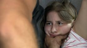 Schicksale - und plötzlich ist alles anders - Luisa ist 18 Jahre alt und hat die Schnauze voll vom Pauken! Und auch von ihrem alleinerziehenden Vater fühlt sie sich missverstanden. Luisa entschließt sich nach Frankreich zu ihrer Mutter zu Trampen und steigt als Anhalterin zu einem Fernfahrer in den LKW. Was als angenehmer Road-Trip beginnt, wird für Luisa zum lebensbedrohlichen Horrortrip ... © SAT.1
