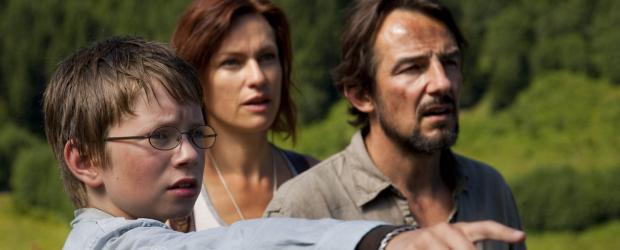Das zweite Wunder von Loch Ness - Haben eiskalte Gegner, die kein Mitleid kennen: Tim (Lukas Schust, l.), Eric (Hans-Werner Meyer, r.) und Emma (Nina Kronjäger, M.) ... © SAT.1