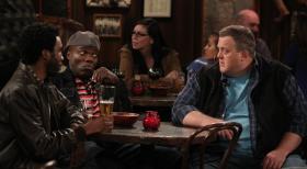 Mike & Molly - Männergespräche: Mike (Billy Gardell, r.), Samuel (Nyambi Nyambi, l.) und Carl (Reno Wilson, l.) ... © 2010 CBS Broadcasting Inc. All Rights Reserved.
