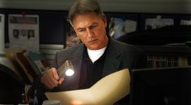 In halb Washington D.C. fällt plötzlich der Strom aus. Für Gibbs (Mark Harmon) und sein NCIS-Team kein Grund, einen Leichenfund unbeachtet zu lassen ... © CBS Television In halb Washington D.C. fällt plötzlich der Strom aus. Für Gibbs (Mark Harmon) und sein NCIS-Team kein Grund, einen Leichenfund unbeachtet zu lassen ... © CBS Television