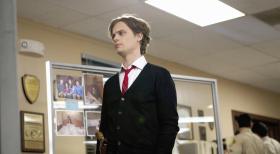 Criminal Minds - Wird gemeinsam mit seinen Kollegen nach San Bernardino gerufen, wo die gesamte Familie Lewis nachts in ihrem Haus ermordet wurde: Reid (Matthew Gray Gubler) ... © ABC Studios