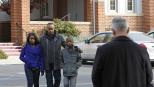 Navy CIS - Gibbs (Mark Harmon, r.) steht Leon Vance (Rocky Carroll, 2.v.l.) und seinen Kindern Kayla (Kiara Muhammad, l.) und Jared (Akinsola Aribo, 2.v.r.) in der schweren Zeit bei ... © CBS Television