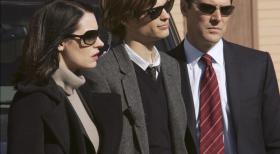 In Golconda, Nevada, werden Leichenteile gefunden. Emily Prentiss (Paget Brewster, l.), Reid (Matthew Gray Gubler, M.) und Hotch (Thomas Gibson, r.) stellten einen Zusammenhang zu anderen gleichartigen Fällen her, da in jedem gefundenen Torso ein Rippenknochen fehlt ... © Touchstone Television