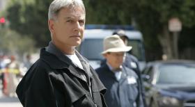 Tonys Leben ist in Gefahr, denn jemand hat eine Bombe unter seinem Auto platziert. Gibbs (Mark Harmon) und der Rest des Teams können nur hilflos zusehen, wie der Wagen in die Luft fliegt ... © CBS Television Tonys Leben ist in Gefahr, denn jemand hat eine Bombe unter seinem Auto platziert. Gibbs (Mark Harmon) und der Rest des Teams können nur hilflos zusehen, wie der Wagen in die Luft fliegt ... © CBS Television