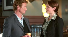 Zwei Ärzte wurden ermordet: Patrick Jane (Simon Baker, l.) und Grace Van Pelt (Amanda Righetti, r.) versuchen gemeinsam mit ihren Kollegen den Täter zu ermitteln ... © Warner Bros. Television