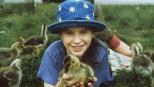 Nach dem Tod ihrer Mutter zieht die kleine Amy (Anna Paquin) zu ihrem Vater, der als Künstler und Flugzeugbauer auf dem Land lebt. Als sie sich einer Schar kleiner Wildgänse annimmt, kümmern sich Vater und Tochter gleichermaßen um die Tiere und kommen sich schließlich langsam näher ... © Columbia Pictures Nach dem Tod ihrer Mutter zieht die kleine Amy (Anna Paquin) zu ihrem Vater, der als Künstler und Flugzeugbauer auf dem Land lebt. Als sie sich einer Schar kleiner Wildgänse annimmt, kümmern sich Vater und Tochter gleichermaßen um die Tiere und kommen sich schließlich langsam näher ... © Columbia Pictures