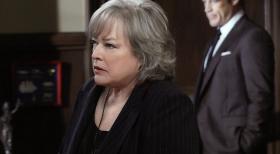 Harry's Law - Arbeitet weiter am Sanders Fall: Harry (Kathy Bates) ... © Warner Bros. Television