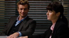 Versuchen den Tod des Architekten Alan Foster aufzudecken: Teresa (Robin Tunney, r.) und Patrick (Simon Baker, l.) ... © Warner Bros. Television
