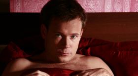 Mathias (Mathias Schlung) liegt auch schlecht gelaunt im Bett. © Sat.1