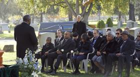 Navy CIS - Das Team nimmt Abschied von Leon Vances (Rocky Carroll, 4.v.l.) Frau ... © CBS Television