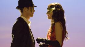 Another Cinderella Story - Als Joey (Drew Seeley, l.) auf dem Maskenball Mary (Selena Gomez, r.) erblickt, ist es um ihn geschehen. Als die Uhr Mitternacht schlägt, ist das maskierte Mädchen wie vom Erdboden verschluckt ... © Warner Brothers Another Cinderella Story - Als Joey (Drew Seeley, l.) auf dem Maskenball Mary (Selena Gomez, r.) erblickt, ist es um ihn geschehen. Als die Uhr Mitternacht schlägt, ist das maskierte Mädchen wie vom Erdboden verschluckt ... © Warner Brothers