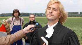 Während Christoph (Christoph Maria Herbst, r.) auf großen Filmstar macht, kämpft Bastian (Bastian Pastewka, l.) mit der Konzentration ... © Sat.1