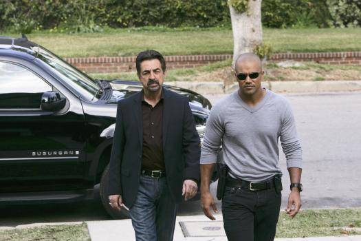 Ein neuer Fall beschäftigt das BAU-Team: Rossi (Joe Mantegna, l.) und Morgan (Shemar Moore, r.) machen sich auf die Suche nach einem Serientäter ... © Touchstone Television