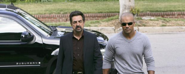 Ein neuer Fall beschäftigt das BAU-Team: Rossi (Joe Mantegna, l.) und Morgan (Shemar Moore, r.) machen sich auf die Suche nach einem Serientäter ... © Touchstone Television