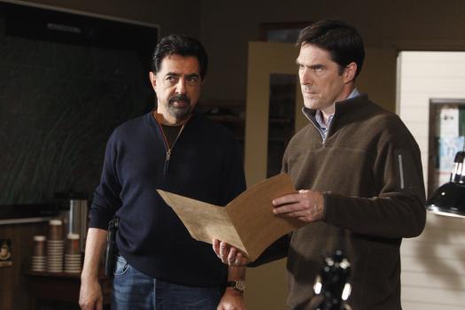 Werden mit einem neuen Fall beauftragt: Rossi (Joe Mantegna, l.) und Hotch (Thomas Gibson, r.) ... © © ABC Studios