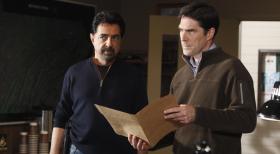 Werden mit einem neuen Fall beauftragt: Rossi (Joe Mantegna, l.) und Hotch (Thomas Gibson, r.) ... © © ABC Studios