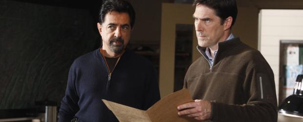 Werden mit einem neuen Fall beauftragt: Rossi (Joe Mantegna, l.) und Hotch (Thomas Gibson, r.) ... © © ABC Studios Werden mit einem neuen Fall beauftragt: Rossi (Joe Mantegna, l.) und Hotch (Thomas Gibson, r.) ... © © ABC Studios