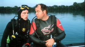 Vor dem Abtauchen in traumhafte Tiefen empfiehlt es sich, zuerst die Grundkenntnisse der Sportart zu erlernen. Doch Markus (r.) stellt Ralfs (l.) Geduld als Tauchlehrer auf eine harte Probe ... © Sat.1