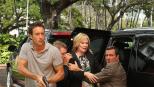 Wo Fat ist zurück und sein Masterplan geht auf, denn Laura Hills die Assistentin der Gouverneurin (Jean Smart, 2.v.r.), kommt durch eine Autobombe um, und Steve McGarrett (Alex O'Loughlin, l.) wird des Mordes an ihr beschuldigt ... © 2011 CBS BROADCASTING INC.  All Rights Reserved.