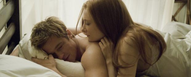 Immer wieder treffen Benjamin Button (Brad Pitt, l.) und Daisy (Cate Blanchett, r.) aufeinander. Aber erst in der Mitte ihres Lebens, mittlerweile im gleichen Alter, bringt sie ein Schicksalsschlag endgültig zusammen. Doch Benjamin hört nicht auf jünger zu werden und Daisy nicht damit, älter zu werden ... © Warner Brothers