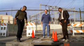 Die Special Agents Jason Gideon (Mandy Patinkin, M.), Derek Morgan (Shemar Moore, l.) und Det. Fuller (Kent Faulcon, r.) rekonstruieren an einer Großbaustelle den Tathergang eines Mordes ... © Touchstone Television