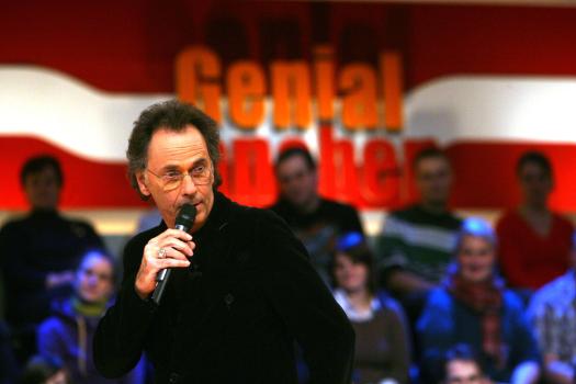 Hugo Egon Balder moderiert die Comedy Show "Genial daneben - Die Comedy Arena". © SAT.1