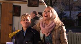 Patchwork Family - Christina (l.) würde gerne ihren Vorgarten-Langzeitbesuch, Schwester Doro (r.) samt Familie, wieder loswerden. Doch das ist gar nicht so einfach ... © SAT. 1