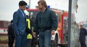 Der letzte Bulle - Kaum kommen die beiden Kripo-Beamten am Tatort an, da werden sie auch schon von BKA-Ermittlern heimgeschickt. Wäre da nicht Micks (Henning Baum, r.) Bauchgefühl, könnte der frischgebackene Vater, Andreas (Maximilian Grill, l.), mal wieder richtig ausschlafen ... © Martin Rottenkolber SAT. 1