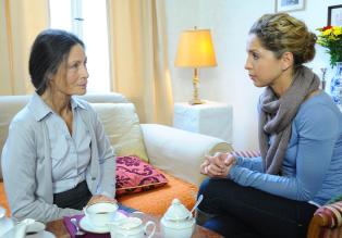 Anna und die Liebe - Nina (Maria Wedig, r.) muss bestürzt hinnehmen, dass Frau Meyer (Renate Serwotke, l.) sie nicht entlasten kann ... © SAT.1