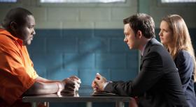 Harry's Law - Während Adam (Nathan Corddry, M.) und Rachael (Jordana Spiro, r.) den Todeskandidaten Brian (Quinton Aaron, l.) vertreten, haben Jenna und Malcolm ihren ersten Streit ... © Warner Bros. Television